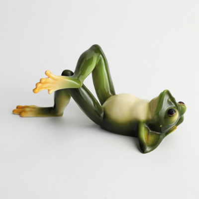 Фигурка лежащей лягушки Franz